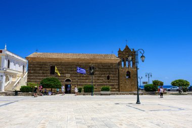 Zakynthos, Yunanistan - 8 Haziran 2024: Zakynthos kasabasındaki Dionysios Solomos Meydanı 'nın panoramik şehir manzarası, derin mavi bir yaz gökyüzüne karşı. Zakynthos, Yunanistan