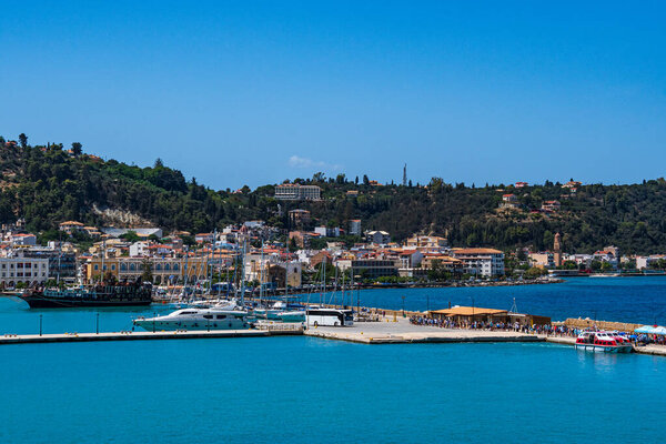 Закинф, Греция - 8 июня 2024: Теле фото острова Закинф с парома на пути к Киллини. Остров Закинф в Западной Греции.