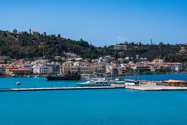 Закинф, Греция - 8 июня 2024: Теле фото острова Закинф с парома на пути к Киллини. Остров Закинф в Западной Греции.