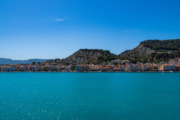 Закинф, Греция - 8 июня 2024: Теле фото острова Закинф с парома на пути к Киллини. Остров Закинф в Западной Греции.