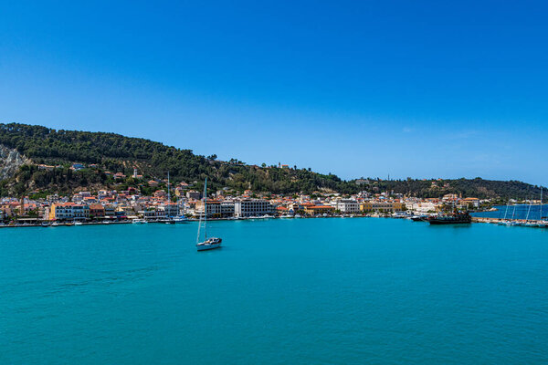 Закинф, Греция - 8 июня 2024: Теле фото острова Закинф с парома на пути к Киллини. Остров Закинф в Западной Греции.