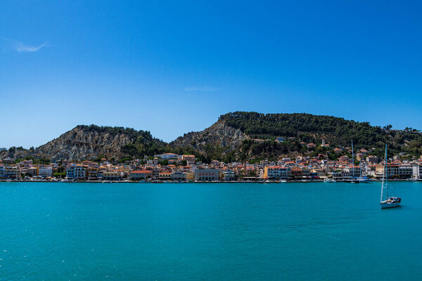 Закинф, Греция - 8 июня 2024: Теле фото острова Закинф с парома на пути к Киллини. Остров Закинф в Западной Греции.