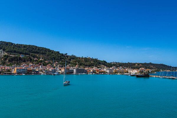 Закинф, Греция - 8 июня 2024: Теле фото острова Закинф с парома на пути к Киллини. Остров Закинф в Западной Греции.