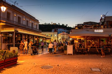 Zakynthos, Yunanistan - 6 Haziran 2024: Yaz döneminde güzel Zakynthos kentinin kentsel gece manzarası. Batı Yunanistan 'daki Zakynthos adası.