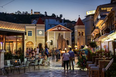 Zakynthos, Yunanistan - 6 Haziran 2024: Yaz döneminde güzel Zakynthos kentinin kentsel gece manzarası. Batı Yunanistan 'daki Zakynthos adası.