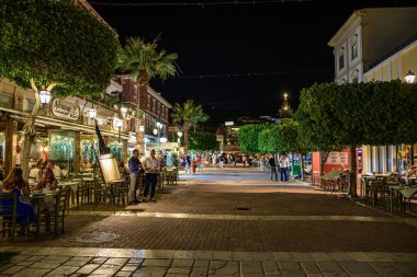 Zakynthos, Yunanistan - 6 Haziran 2024: Yaz döneminde güzel Zakynthos kentinin kentsel gece manzarası. Batı Yunanistan 'daki Zakynthos adası.