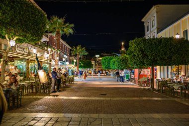 Zakynthos, Yunanistan - 6 Haziran 2024: Yaz döneminde güzel Zakynthos kentinin kentsel gece manzarası. Batı Yunanistan 'daki Zakynthos adası.