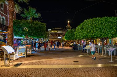 Zakynthos, Yunanistan - 6 Haziran 2024: Yaz döneminde güzel Zakynthos kentinin kentsel gece manzarası. Batı Yunanistan 'daki Zakynthos adası.