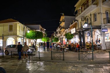Zakynthos, Yunanistan - 6 Haziran 2024: Yaz döneminde güzel Zakynthos kentinin kentsel gece manzarası. Batı Yunanistan 'daki Zakynthos adası.