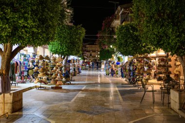 Zakynthos, Yunanistan - 6 Haziran 2024: Yaz döneminde güzel Zakynthos kentinin kentsel gece manzarası. Batı Yunanistan 'daki Zakynthos adası.