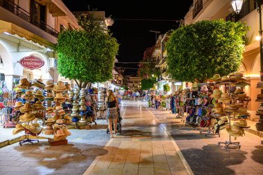 Zakynthos, Yunanistan - 6 Haziran 2024: Yaz döneminde güzel Zakynthos kentinin kentsel gece manzarası. Batı Yunanistan 'daki Zakynthos adası.