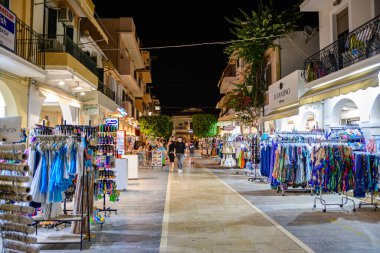 Zakynthos, Yunanistan - 6 Haziran 2024: Zakynthos kentinin merkezinde hediyelik eşya ve yerel ürünlere sahip geleneksel dükkanlar. Batı Yunanistan 'daki Zakynthos adası.