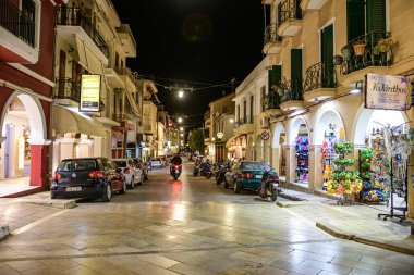 Zakynthos, Yunanistan - 6 Haziran 2024: Yaz döneminde güzel Zakynthos kentinin kentsel gece manzarası. Batı Yunanistan 'daki Zakynthos adası.