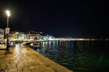 Zakynthos, Yunanistan - 6 Haziran 2024: Yaz döneminde güzel Zakynthos kentinin deniz manzarası. Geceleyin Zakynthos Batı Yunanistan 'da.