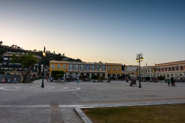 Zakynthos, Yunanistan - 6 Haziran 2024: Yaz döneminde Zakynthos kentindeki ünlü Solomos Meydanı kentsel gece manzarası. Batı Yunanistan 'daki Zakynthos adası