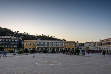 Zakynthos, Yunanistan - 6 Haziran 2024: Yaz döneminde Zakynthos kentindeki ünlü Solomos Meydanı kentsel gece manzarası. Batı Yunanistan 'daki Zakynthos adası