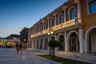 Zakynthos, Yunanistan - 6 Haziran 2024: Solomon Meydanı, Zakynthos Kasabası 'nda bulunan Bizans Zakynthos Müzesi gece aydınlatıldı. Zakynthos adası, Batı Yunanistan