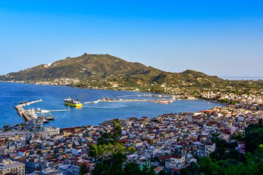 Zakynthos kasabasının üzerindeki Bochali tepesinden güzel bir manzara. Gün batımında Zakynthos adasının üzerinde panoramik hava manzarası. Zakynthos adası, Batı Yunanistan