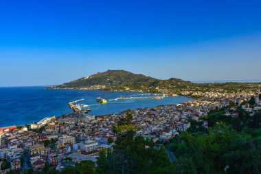 Zakynthos kasabasının üzerindeki Bochali tepesinden güzel bir manzara. Gün batımında Zakynthos adasının üzerinde panoramik hava manzarası. Zakynthos adası, Batı Yunanistan