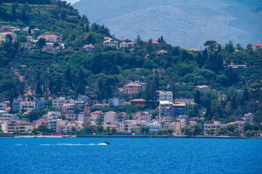Kyllini 'ye giden feribottan Zakynthos adasının resmi. Zakynthos Adası, Batı Yunanistan
