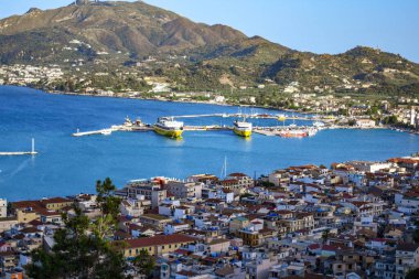 Zakynthos kasabasının üzerindeki Bochali tepesinden güzel bir manzara. Gün batımında Zakynthos adasının üzerinde panoramik hava manzarası. Zakynthos adası, Batı Yunanistan