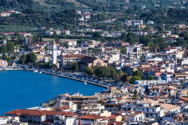 Zakynthos kasabasının üzerindeki Bochali tepesinden güzel bir manzara. Gün batımında Zakynthos adasının üzerinde panoramik hava manzarası. Zakynthos adası, Batı Yunanistan