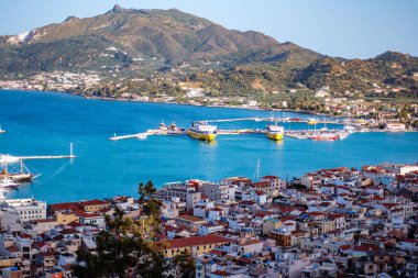 Zakynthos kasabasının üzerindeki Bochali tepesinden güzel bir manzara. Gün batımında Zakynthos adasının üzerinde panoramik hava manzarası. Zakynthos adası, Batı Yunanistan