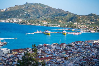 Zakynthos kasabasının üzerindeki Bochali tepesinden güzel bir manzara. Gün batımında Zakynthos adasının üzerinde panoramik hava manzarası. Zakynthos adası, Batı Yunanistan