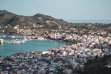 Zakynthos kasabasının üzerindeki Bochali tepesinden güzel bir manzara. Gün batımında Zakynthos adasının üzerinde panoramik hava manzarası. Zakynthos adası, Batı Yunanistan