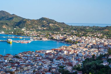 Zakynthos kasabasının üzerindeki Bochali tepesinden güzel bir manzara. Gün batımında Zakynthos adasının üzerinde panoramik hava manzarası. Zakynthos adası, Batı Yunanistan