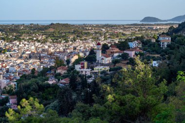 Zakynthos kasabasının üzerindeki Bochali tepesinden güzel bir manzara. Gün batımında Zakynthos adasının üzerinde panoramik hava manzarası. Zakynthos adası, Batı Yunanistan