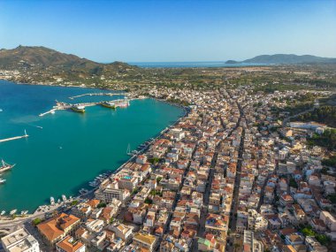 Yunanistan 'ın Zakynthos adasındaki Zakynthos kasabasının hava panoramik manzarası gün batımında.