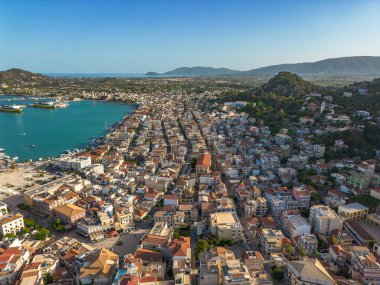 Yunanistan 'ın Zakynthos adasındaki Zakynthos kasabasının hava panoramik manzarası gün batımında.