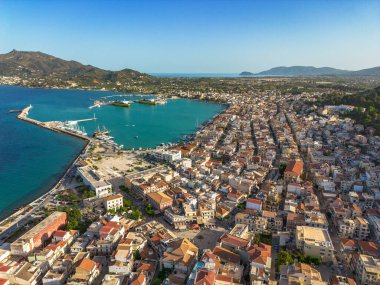 Yunanistan 'ın Zakynthos adasındaki Zakynthos kasabasının hava panoramik manzarası gün batımında.