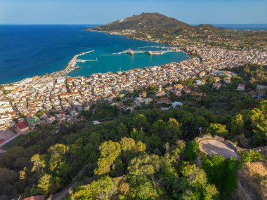 Yunanistan 'ın Zakynthos adasındaki Zakynthos kasabasının hava panoramik manzarası gün batımında.