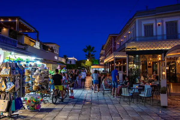 Zakynthos, Yunanistan - 6 Haziran 2024: Yaz döneminde güzel Zakynthos kentinin kentsel gece manzarası. Batı Yunanistan 'daki Zakynthos adası.