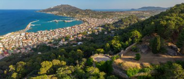 Yunanistan 'ın Zakynthos adasındaki Zakynthos kasabasının hava panoramik manzarası gün batımında.