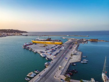 ZAKYNTHOS, GREECE - 20 Haziran 2024: Zakynthos şehrinde güzel bir günbatımı gökyüzüne karşı havadan panoramik manzara. Zakynthos, Yunanistan 'daki İyon Adaları