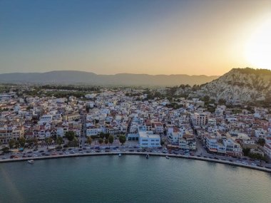 ZAKYNTHOS, GREECE - 20 Haziran 2024: Zakynthos şehrinde güzel bir günbatımı gökyüzüne karşı havadan panoramik manzara. Zakynthos, Yunanistan 'daki İyon Adaları