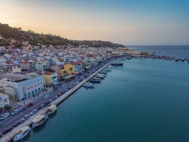 ZAKYNTHOS, GREECE - 20 Haziran 2024: Zakynthos şehrinde güzel bir günbatımı gökyüzüne karşı havadan panoramik manzara. Zakynthos, Yunanistan 'daki İyon Adaları