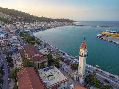 ZAKYNTHOS, GREECE - 20 Haziran 2024: Zakynthos şehrinde güzel bir günbatımı gökyüzüne karşı havadan panoramik manzara. Zakynthos, Yunanistan 'daki İyon Adaları