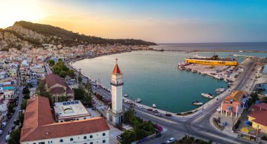 ZAKYNTHOS, GREECE - 20 Haziran 2024: Zakynthos şehrinde güzel bir günbatımı gökyüzüne karşı havadan panoramik manzara. Zakynthos, Yunanistan 'daki İyon Adaları