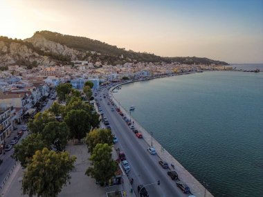 ZAKYNTHOS, GREECE - 20 Haziran 2024: Zakynthos şehrinde güzel bir günbatımı gökyüzüne karşı havadan panoramik manzara. Zakynthos, Yunanistan 'daki İyon Adaları