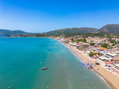 ZAKYNTHOS, GREECE - 20 HAZİRAN 2024 Laganas, Zakynthos üzerinde panoramik manzara. Zakynthos adasının güney kıyısında yer alır ve Zakynthos 'un en ünlü turistik beldelerinden biridir.