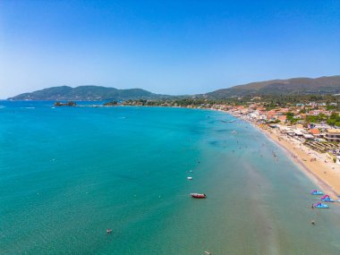 ZAKYNTHOS, GREECE - 20 HAZİRAN 2024 Laganas, Zakynthos üzerinde panoramik manzara. Zakynthos adasının güney kıyısında yer alır ve Zakynthos 'un en ünlü turistik beldelerinden biridir.