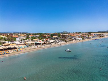 ZAKYNTHOS, GREECE - 20 HAZİRAN 2024 Laganas, Zakynthos üzerinde panoramik manzara. Zakynthos adasının güney kıyısında yer alır ve Zakynthos 'un en ünlü turistik beldelerinden biridir.