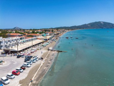 ZAKYNTHOS, GREECE - 20 HAZİRAN 2024 Laganas, Zakynthos üzerinde panoramik manzara. Zakynthos adasının güney kıyısında yer alır ve Zakynthos 'un en ünlü turistik beldelerinden biridir.