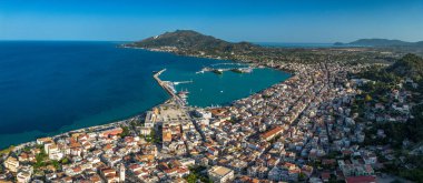 Zakynthos, Yunanistan - 20 Haziran 2024: Yunanistan 'ın Zakynthos adasındaki Zakynthos kasabasında gün batımında havadan panoramik manzara