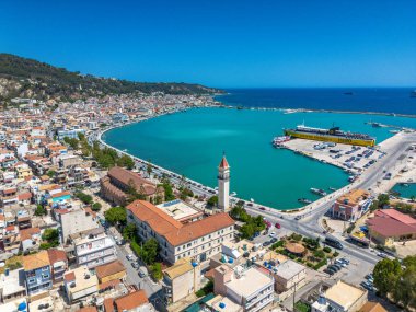 ZAKYNTHOS, GREECE - 20 Haziran 2024: Zakynthos şehri üzerinde güzel mavi bir yaz gökyüzüne karşı havadan panoramik manzara. Zakynthos Adası, Yunanistan 'ın batısındaki İyon Denizi