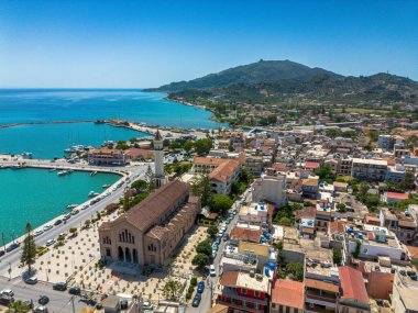 ZAKYNTHOS, GREECE - 20 Haziran 2024: Zakynthos şehri üzerinde güzel mavi bir yaz gökyüzüne karşı havadan panoramik manzara. Zakynthos Adası, Yunanistan 'ın batısındaki İyon Denizi